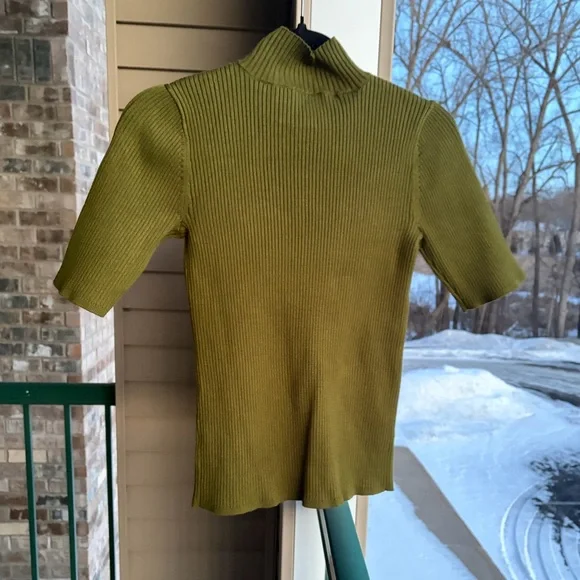 🆕 Elie Tahari Olive Green Ribbed Knit Top Gold Button Detail Short Sleeve Size M - Picture 4 of 13